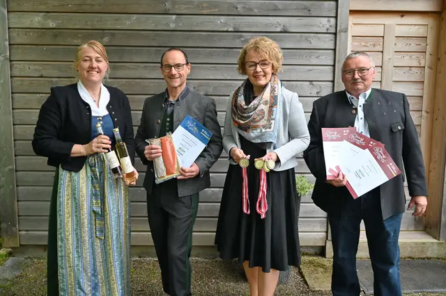 Direktorin Maria Ottenschläger, Fachlehrer Helmut Käfer, Bildungs-Landesrätin Christiane Teschl-Hofmeister und Landwirtschaftsmeister Hubert Rumpl. | Foto: Jürgen Mück