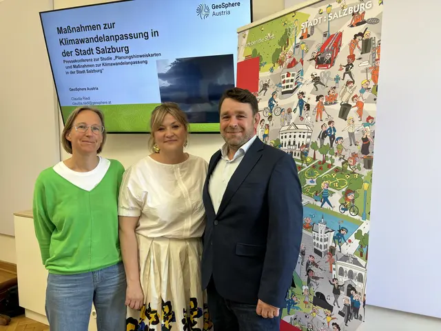 Das Stadtklima wurde systematisch untersucht: Meteorologin GeoSphere Austria Claudia Riedl, Planungsstadträtin Anna Schiester und Senior Scientist an der BOKU University Florian Reinwald präsentierten die Ergebnisse.  | Foto: Lisa Gold
