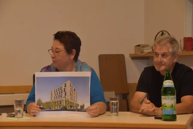 Pfarrerin Sieglinde Pfänder und Schatzmeister Ernst Loos bei der Projektpräsentation | Foto: Michael Strini