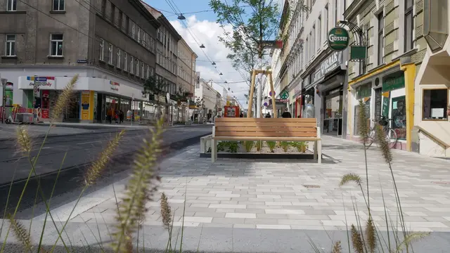 Neue Sitzbänke und mehr Begrünung. Die neue Thaliastraße ist fertig. Doch wie findest du die Veränderungen? | Foto: GB*/Grabherr