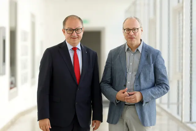Landesrat Martin Winkler und Projektleiter  der Testkäufe Dietmar Krenmayr präsentieren die Ergebnisse der Jugendschutzkontrollen. | Foto: Land OÖ/Denise Stinglmayr