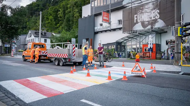 In den frühen Morgenstunden wurde der Zebrastreifen durch die Straßenbauregie des Straßen- und Brückenamtes (MA 6/04) angebracht. | Foto: Stadt Salzburg/Alexander Killer