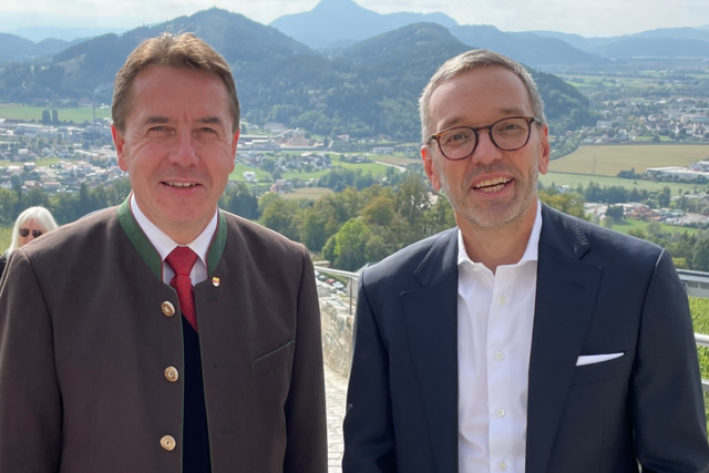 Erwin Angerer und Herbert Kickl auf Taggenbrunn bei der Landesparteiobmannwahl 2021. Für Gernot Darmann bleibt Angerer weiterhin die Nummer Eins in Kärnten. | Foto: MeinBezirk