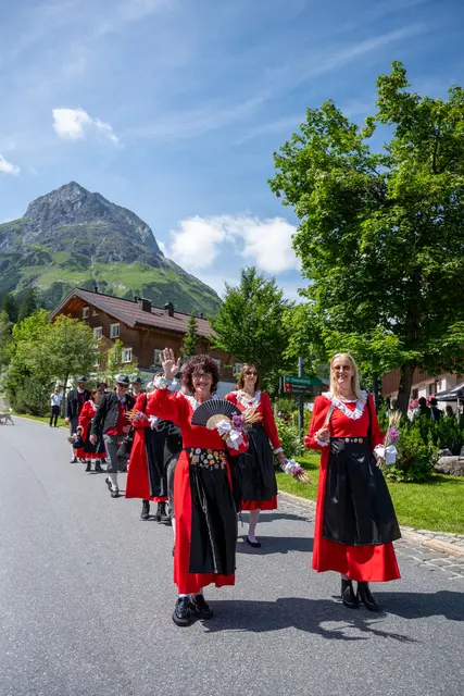 Eine weitere Gruppen mit ihren farbenfrohen Trachten in Lech Zürs. | Foto: Dietmar Hurnaus