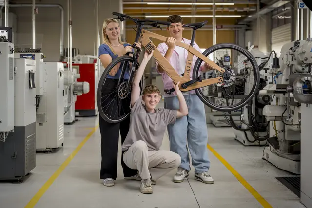 Alexander Spitzenberger (rechts) mit zwei seiner Lehrlingskollegen bei Leitz Laura Hartwagner und Rene Tiefenböck | Foto: Karolin Pernegger