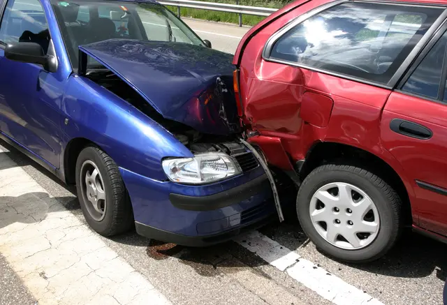Zwei Autos kollidierten in den frühen Morgenstunden (Symbolfoto). | Foto: panthermedia.net 