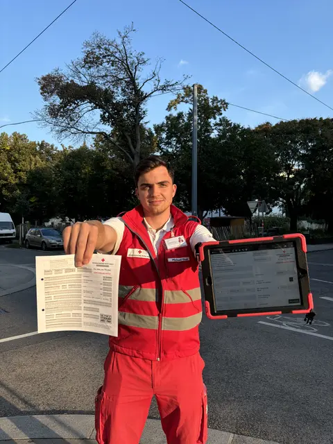 Die Werbepartnerinnen und Werbepartner des Roten Kreuzes sind eindeutig zu identifizieren durch
die Rotkreuz-Uniform, einem Ausweis des Landesverbandes Niederösterreich, einer
digitalen Vollmacht sowie einem Tablet und Unterstützungsformulare. | Foto: PROMPT. Marketing