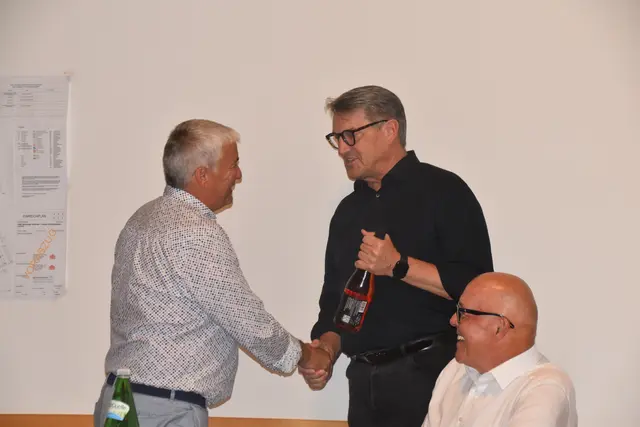 Alfred Kollar gratulierte Vizebürgermeister Michael Leitgeb zum Geburtstag. | Foto: Michael Strini