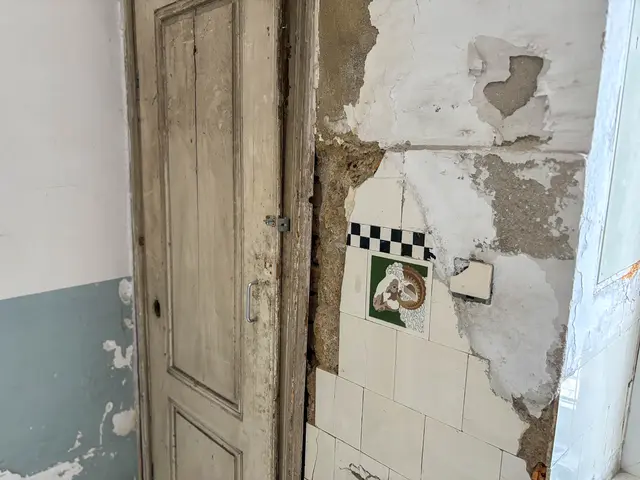 Auf dem baufälligen Gebäude soll ein zweistöckiger Dachgeschoss errichtet werden.  | Foto: Andreas Pölzl/MeinBezirk