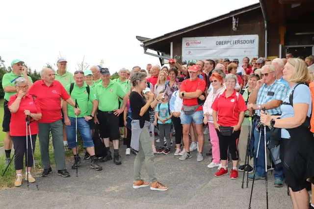 Die Wanderfreunde aus 17 Ortsgruppen ließen sich auch vom Nieselregen nicht abhalten und genossen die gemeinsame Bewegung an der frischen Luft. | Foto: Franz Seckel