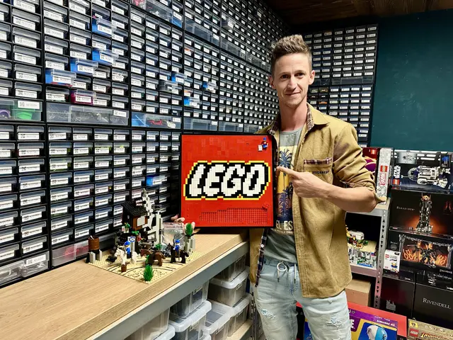 Daniel Herzog zeigt es an, Lego ist seine Leidenschaft: Mittlerweile bietet er 18.000 verschiedene Steine an. | Foto: Schneeberger