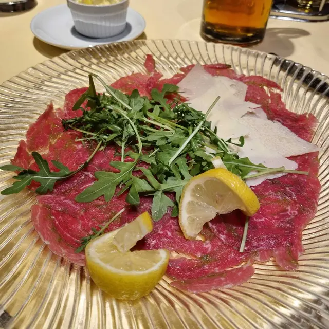 Sommerlich-leichter Start: Rindercarpaccio mit Rucola und Parmesan. | Foto: Genussspecht