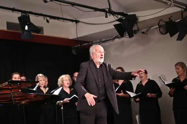 Erwin Ortner mit dem Chor auf der Bühne des Stieglerhauses. | Foto: Nina Ortner