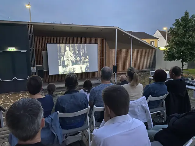 Das Publikum im Stieglerhausgarten folgte der Vorstellung gespannt. | Foto: Nina Ortner