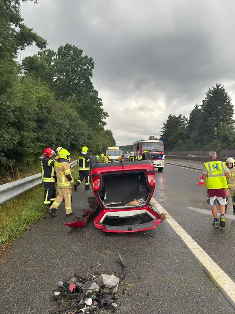 Feuerwehr im Einsatz nach Fahrzeugüberschlag. | Foto: FF Pressbaum