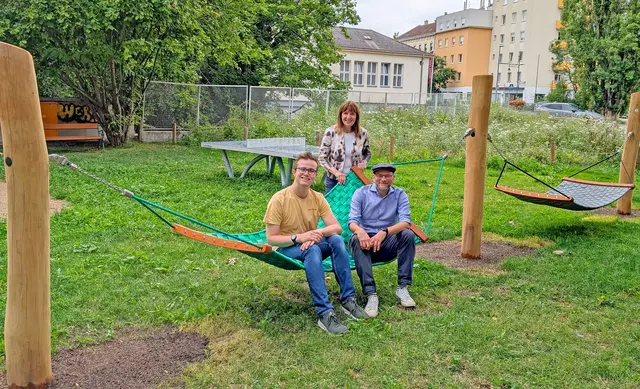 Hängematten und ein outdoor Allwetter-Tischtennis-Tisch laden zum Spielen oder einfach Verweilen ein. Tim Pöchhacker, Silvia Drechsler und Rainer Praschak laden zum Besuch ein.
 | Foto: Stadtgemeinde Mödling/cb