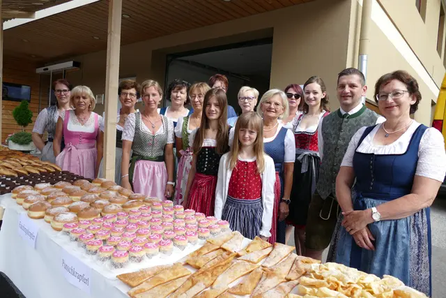 Die vielen Menschen konnten es kaum erwarten, dass Bgm. Stefan Hold den 38. Krapfenkirtag eröffnete | Foto: Putz