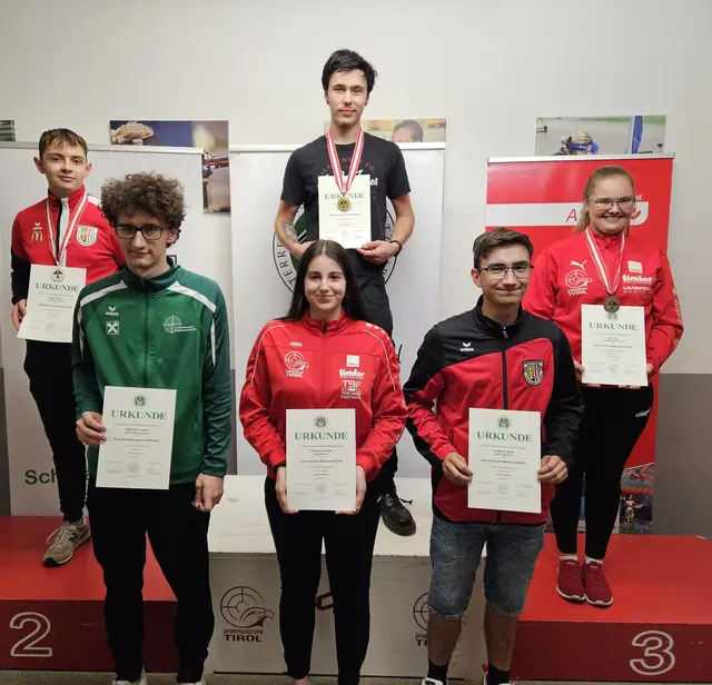 Von links Lorenz Egger, Daniel Mayrhofer, Sarah Praxmarer, Fabian Steinkellner, Zoes Zass, Rene Fischbauer. | Foto: Schützenverein Pabneukirchen