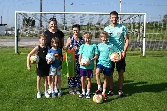 Im Bild Bürgermeisterin Dagmar Händler, Jugendgemeinderätin Ann-Kathrin Nebuda, Jugendtrainer Jürgen Fredriksson und einige Kinder vom Ferienspielauftakt. | Foto: Gemeinde Gumpoldskirchen