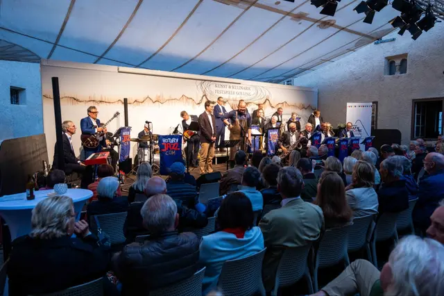 Vor voll besetztem Burghof und bei bester Stimmung wurde das Benefizkonzert der Rotarier am 11. Juli 2025 zu einem bewegenden Ausdruck von Solidarität mit gewaltbetroffenen Frauen. | Foto: Marc Stickler
