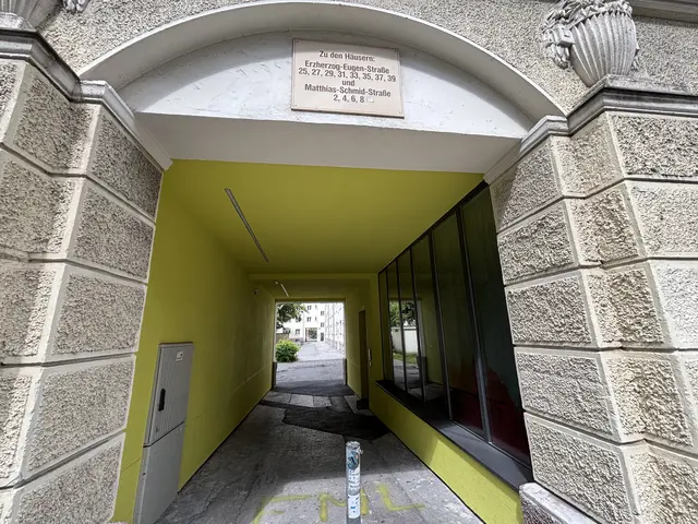 Eingang des bereits sanierten Teils – studentisches Wohnen. | Foto: Huber