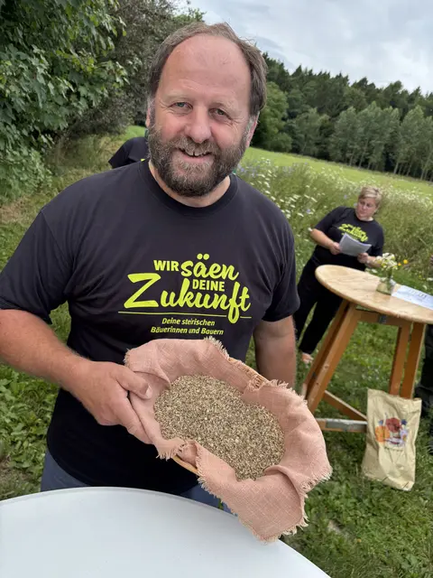 Eine Mischung aus unterschiedlichen Blühpflanzen und Gräsern sorgt für Futter und Brutmöglichkeiten für die wichtigsten Mitarbeiterinnen und Mitarbeiter am Hof: die Insekten. | Foto: Margot Jeitler