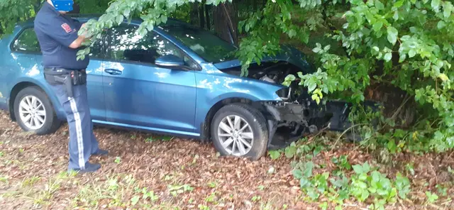 Die Feuerwehr Salmannsdorf sicherte die Unfallstelle am Güterweg Richtung Weißenbachl ab und unterstützte den Rettungsdienst bei der Versorgung der verletzten Person. | Foto: FF Salmannsdorf