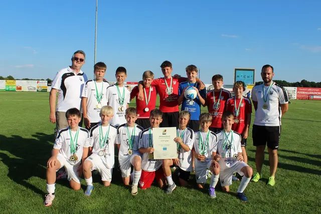 Die U14-Mannschaft mit Trainer Flo Matisovits (r.) und Jugend-Administrator Heinz Stubenberger (l.). | Foto: Leo Suppan