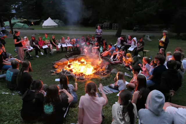 Wichtiger Aspekt für die Gemeinschaft waren die Abende wie hier am Lagerfeuer. | Foto: Christiane Höfner