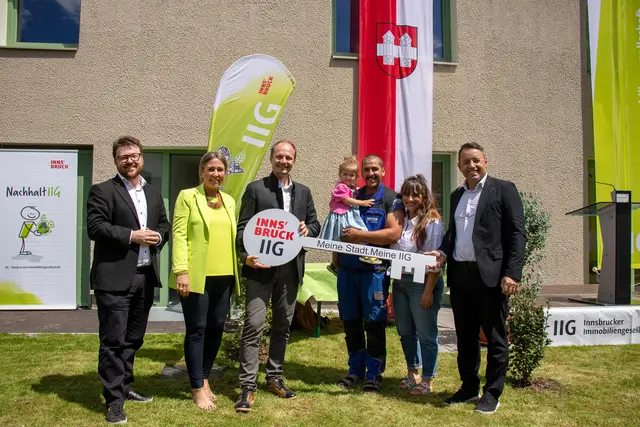Sichtliche Freude bei der Schlüsselübergabe: (v.l.n.r.:) Gemeinderat Benjamin Plach, Stadträtin Mariella Lutz, Bürgermeister Johannes Anzengruber und IIG-Geschäftsführer Franz Danler überreichen der Familie Bergmann symbolisch den Schlüssel zu ihrem neuen Zuhause.  | Foto: ©IKM/Jäger