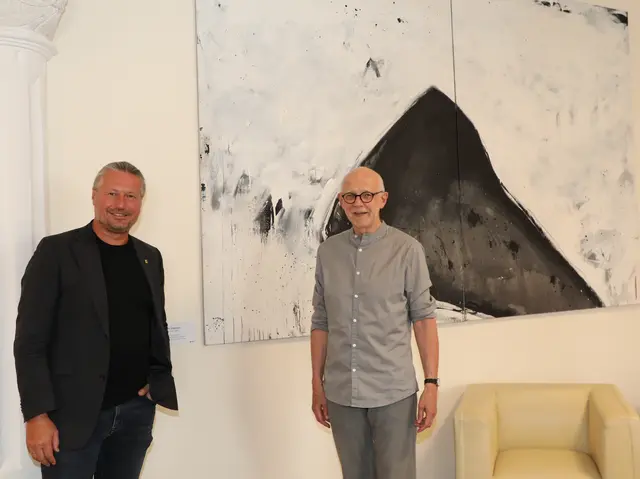v.li.: Bürgermeister Peter Molnar empfing Künstler Leo Zogmayer. Im Hintergrund Zogmayers Werk „Saturn“, das seit 2022 im Bürgermeister-Büro hängt | Foto: Stadt Krems