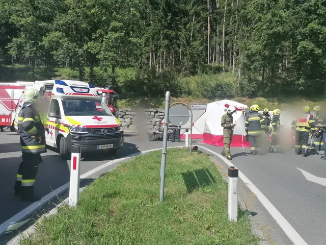 Eine 60-Jährige wollte von der L99 auf die B83 abbiegen und kollidierte dabei mit dem 18-jährigen Motorradfahrer. | Foto: Feuerwehr Wernberg