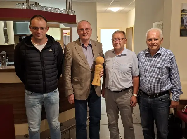 Herbert Strasser aus Waldkirchen (2. von links) übergab am 22. Juli 2025 das Amt des Gruppenobmanns der 2. Klasse West-Nord an Stefan Prünstinger (2. von rechts). Mit am Bild: links: Rene Dobetsberger (GO-Stv.), rechts: Herbert Buchroithner, Vizepräsident des OÖFV | Foto: Prünstinger