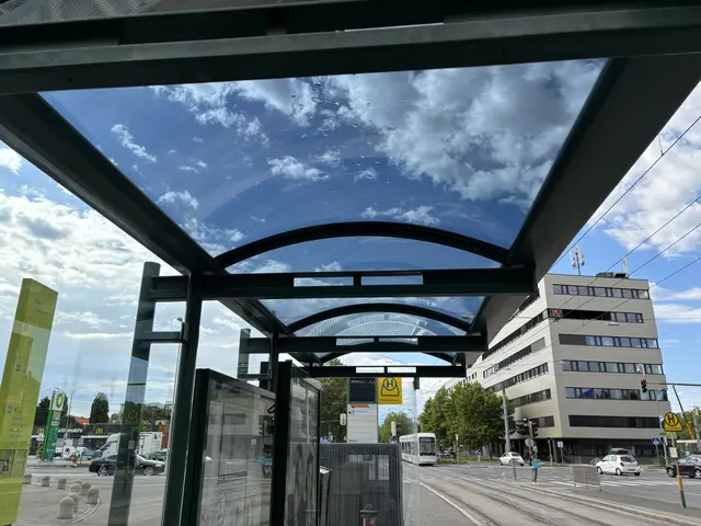 Die Schattenfolie wurde an den Dächern der Wartehäuschen angebracht, hier im Kontrast zu den Seitenscheiben gut zu sehen. Diese müssen aus Sicherheitsgründen einsehbar bleiben.  | Foto: MeinBezirk