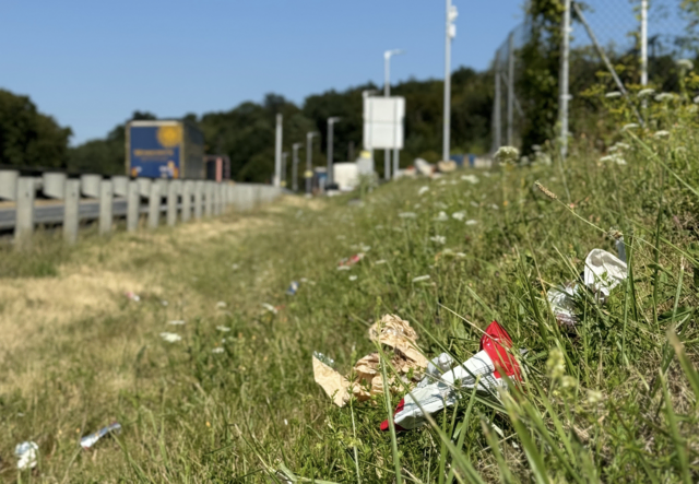 Neben Flaschen, Dosen oder Papier werden auch alte Möbelstücke, Autoreifen und sogar Bauschutt entsorgt.  | Foto: ASFINAG