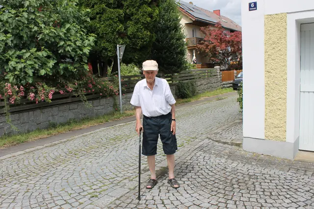 Franz Luckeneder zeigt die Stelle, an der Karl Raders den Gendarmen Josef Schwab mit einer Pistole, Kaliber 6,35 Millimeter, erschoss. | Foto: Gernot Fohler