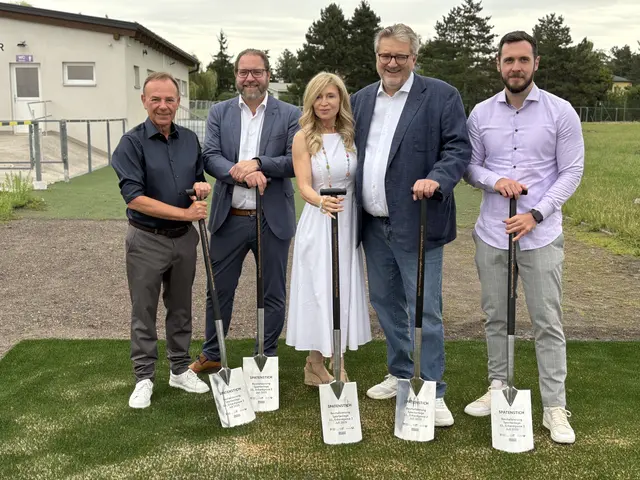 Beim Spatenstich am USZ Mauer: Bezirkschef Gerald Bischof (SPÖ, l.), Präsidentin der Sportunion Mauer Dagmar Schmidt, Sportstadtrat Peter Hacker (SPÖ, 2. v. r.) und Konstantin Drimzakas, stellvertretender Abteilungsleiter Sport Wien (r.).  | Foto: Andreas Pölzl/MeinBezirk