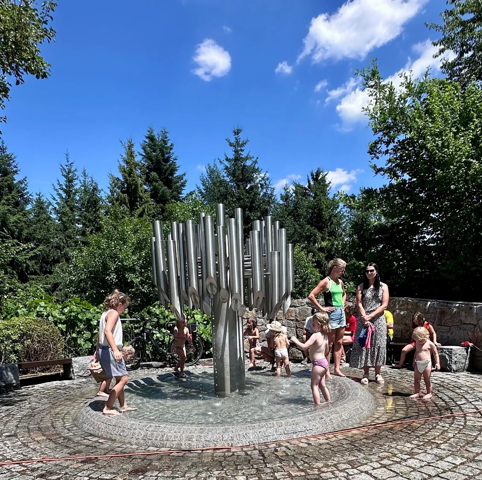 Reges-Treiben-beim-Brunnenthaler-Dorffest-samt-Brunnenbaden-