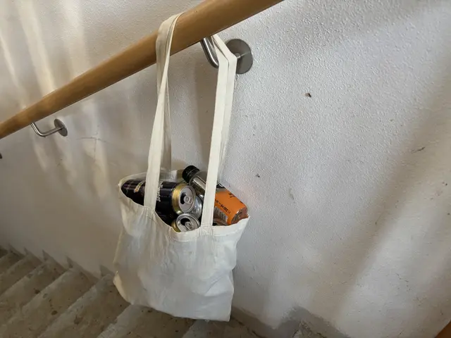 Auch im Stiegenhaus landen die Pfandflaschen regelmäßig. | Foto: Alexandra Goll