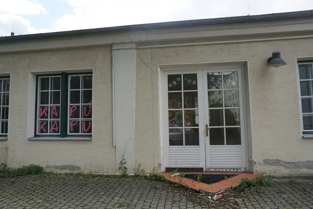 Geisterstadtstimmung: Der Kindergarten soll ebenfalls saniert werden, geplant sind drei Kindergartengruppen auf 600 Quadratmetern Fläche. | Foto: Huber
