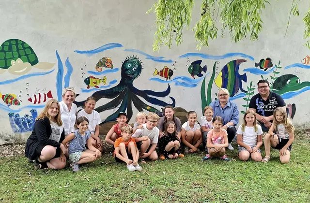 Hortpädagogin Anna Lukas, Künstlerin Lilia Olchowa und Vizebürgermeister Andreas Hitter mit den kleinen Künstler  | Foto: Lilia Olchowa