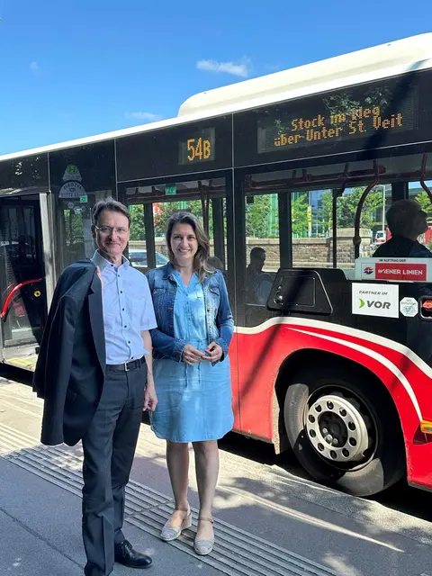 Thomas Gerstbach und Johanna Zinkl (beide ÖVP) vor dem 54B.  | Foto: BV13