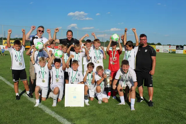 Das erfolgreiche U11-Team mit den Betreuern Mario Gangl und Georg Kaufmann sowie Jugend-Administrator Heinz Stubenberger (h.v.r.) | Foto: Leo Suppan