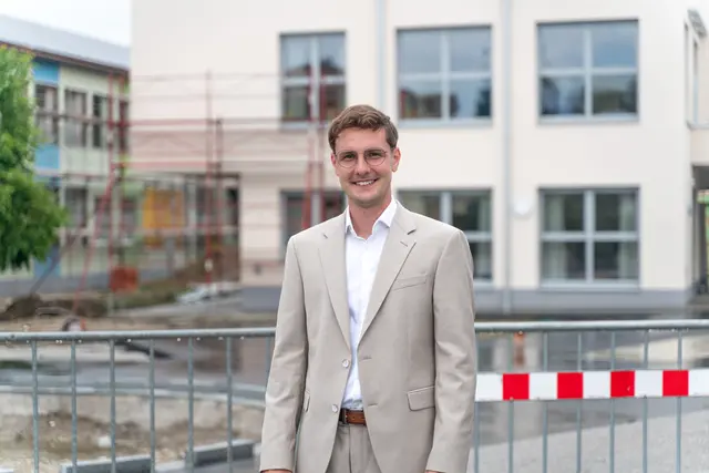 Alexander Leutgeb vor der Baustelle bei Bildungseinrichtungen. | Foto: Tobias Mitterlehner
