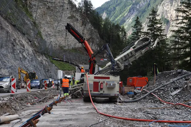 Mit dieser Maschine werden die bis zu 20 Meter langen Säulen im Boden verankert. | Foto: Seelos