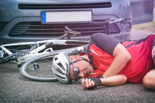 Der 31-jährige Rennradfahrer wurde von einem Pkw mit angehängtem Wohnwagen, der zum Überholen ansetzte, touchiert. (Symbolfoto) | Foto: stock.adobe.com/at/Gianfranco Bella 
