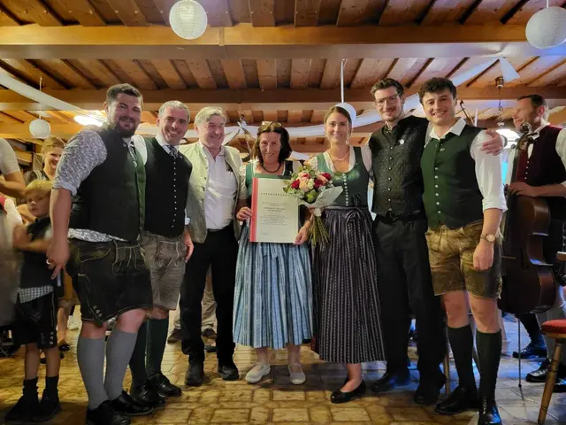 Regionalstellenleiter Christian Hollinger überreichte eine Ehrenurkunde, mit der die vorbildliche Verbindung von Gastfreundschaft, regionaler Kulinarik und musikalischer Kultur gewürdigt wird.  | Foto: Steirisches Volksliedwerk