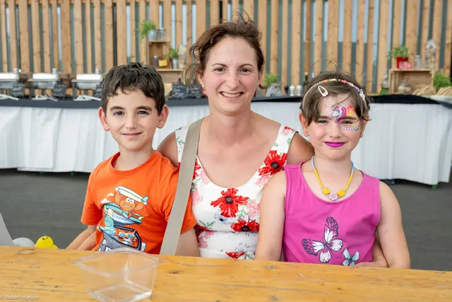 Mitarbeiterinnen und Mitarbeiter wurden am Familienfest verwöhnt. | Foto: REWE International AG