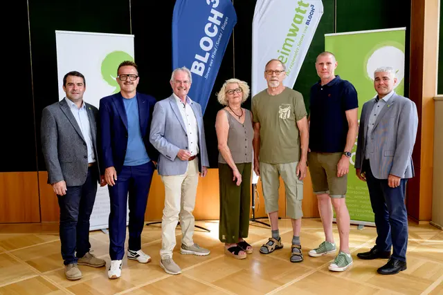 Zufriedene Kunden des 8ct-Fixstromtarifs Heimwatt: 
Vize-Bürgermeister Martin Bauer, BLOCH3-Geschäftsführer Martin Blochberger, Landtagspräsident Karl Wilfing, zufriedene Heimwatt-Kunden Brigitte und Alois Widhalm sowie Robert Schodl und Bürgermeister Elmar Schöberl. | Foto: BLOCH3