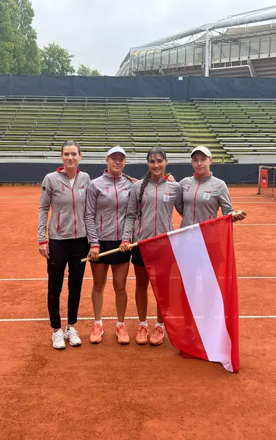 ÖTV Coach Pia König mit Österreichs erfolgreiches Mädchen-U16-Team -  Lea Haider-Maurer, Kara Fronek und Anna Pircher



Haider-Maurer, Fronek, Pircher | Foto: MeinBezirk